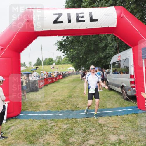 21.06.2025 - 27. Vierlanden-Triathlon MichiJ http://msf.ph/oto/8040499 15.06.2026 13:25:08 Ziel 766 meine-sportfotos.de