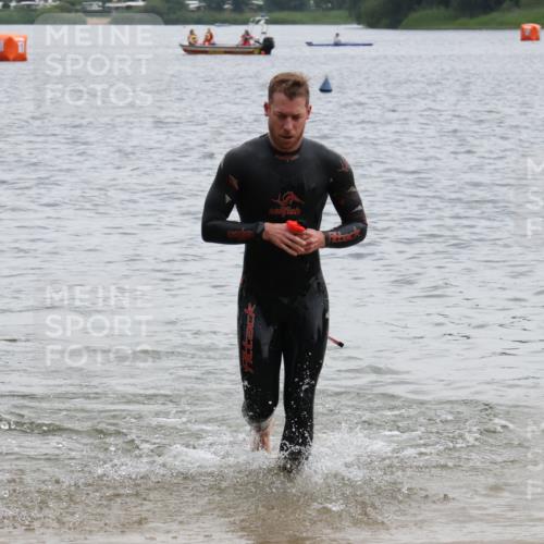 21.06.2025 - 27. Vierlanden-Triathlon Lena Gebhardt http://msf.ph/oto/8040500 15.06.2025 12:56:09 Schwimmen 1119, 1132, 1134 meine-sportfotos.de