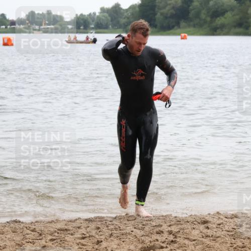 21.06.2025 - 27. Vierlanden-Triathlon Lena Gebhardt http://msf.ph/oto/8040502 15.06.2025 12:56:10 Schwimmen 1101, 1119, 1132, 1134 meine-sportfotos.de
