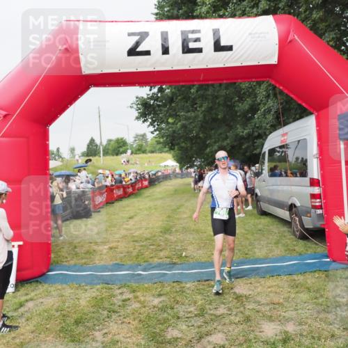 21.06.2025 - 27. Vierlanden-Triathlon MichiJ http://msf.ph/oto/8040503 15.06.2026 13:25:08 Ziel 766 meine-sportfotos.de