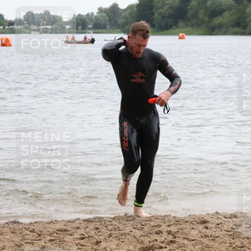 21.06.2025 - 27. Vierlanden-Triathlon Lena Gebhardt http://msf.ph/oto/8040506 15.06.2025 12:56:11 Schwimmen 1101, 1119, 1132, 1134 meine-sportfotos.de