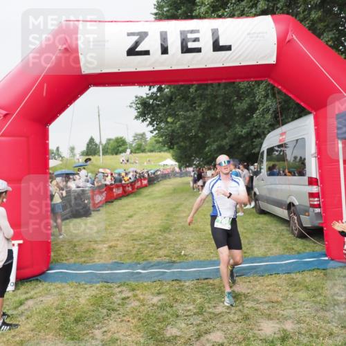 21.06.2025 - 27. Vierlanden-Triathlon MichiJ http://msf.ph/oto/8040507 15.06.2026 13:25:08 Ziel 766 meine-sportfotos.de