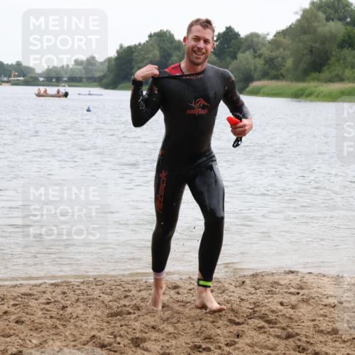 21.06.2025 - 27. Vierlanden-Triathlon Lena Gebhardt http://msf.ph/oto/8040509 15.06.2025 12:56:12 Schwimmen 1101, 1119, 1132, 1134 meine-sportfotos.de