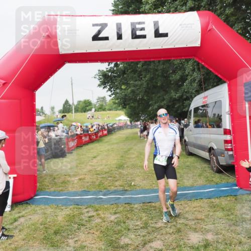 21.06.2025 - 27. Vierlanden-Triathlon MichiJ http://msf.ph/oto/8040510 15.06.2026 13:25:08 Ziel 766 meine-sportfotos.de
