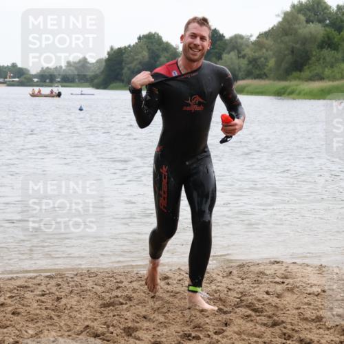 21.06.2025 - 27. Vierlanden-Triathlon Lena Gebhardt http://msf.ph/oto/8040512 15.06.2025 12:56:12 Schwimmen 1101, 1119, 1132, 1134 meine-sportfotos.de