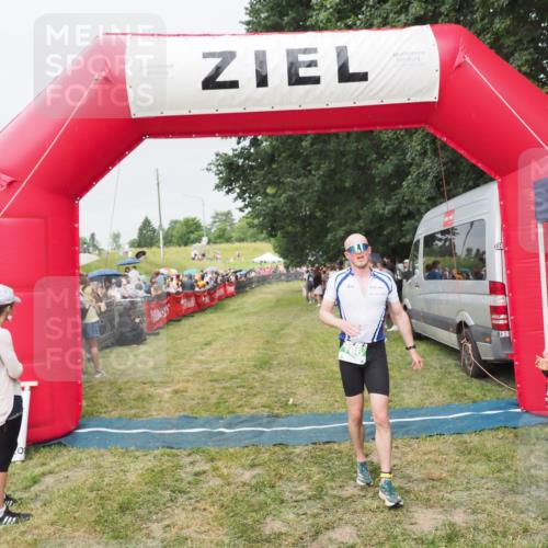 21.06.2025 - 27. Vierlanden-Triathlon MichiJ http://msf.ph/oto/8040514 15.06.2026 13:25:08 Ziel 766 meine-sportfotos.de