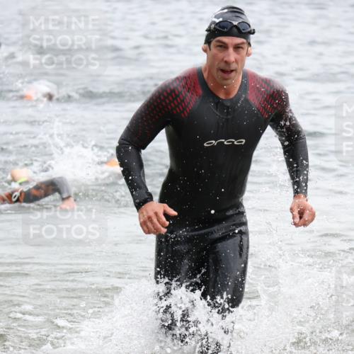 21.06.2025 - 27. Vierlanden-Triathlon Lena Gebhardt http://msf.ph/oto/8040515 15.06.2025 12:56:17 Schwimmen 1101, 1119, 1149 meine-sportfotos.de