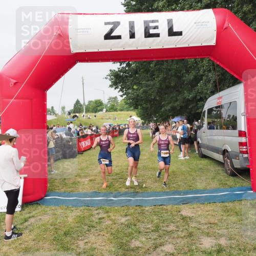 21.06.2025 - 27. Vierlanden-Triathlon MichiJ http://msf.ph/oto/8040520 15.06.2026 13:25:20 Ziel 1065, 1066, 1067 meine-sportfotos.de