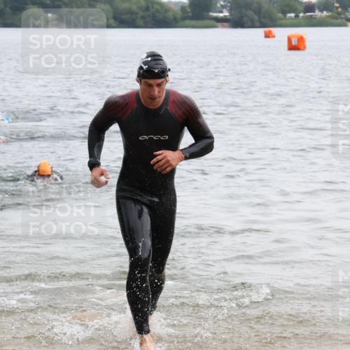 21.06.2025 - 27. Vierlanden-Triathlon Lena Gebhardt http://msf.ph/oto/8040521 15.06.2025 12:56:18 Schwimmen 1101, 1119, 1149 meine-sportfotos.de