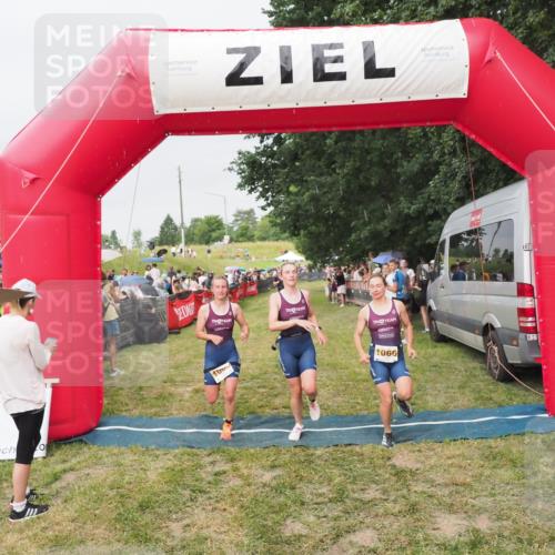 21.06.2025 - 27. Vierlanden-Triathlon MichiJ http://msf.ph/oto/8040530 15.06.2026 13:25:20 Ziel 1065, 1066, 1067 meine-sportfotos.de