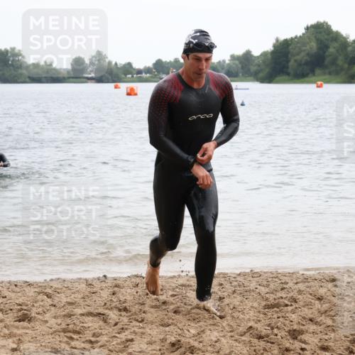 21.06.2025 - 27. Vierlanden-Triathlon Lena Gebhardt http://msf.ph/oto/8040532 15.06.2025 12:56:20 Schwimmen 1101, 1119, 1149, 1159 meine-sportfotos.de