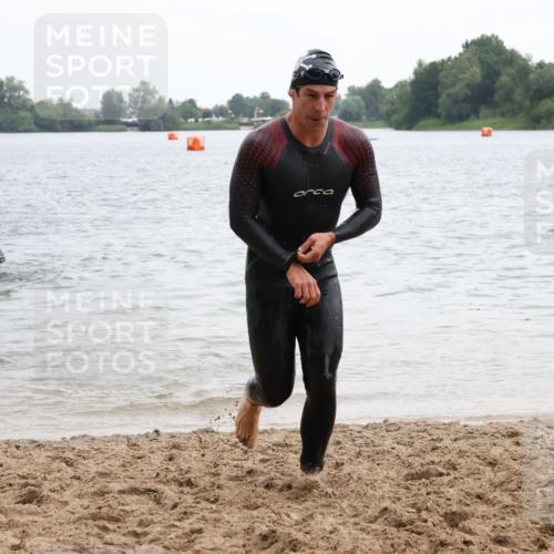21.06.2025 - 27. Vierlanden-Triathlon Lena Gebhardt http://msf.ph/oto/8040535 15.06.2025 12:56:20 Schwimmen 1101, 1119, 1149, 1159 meine-sportfotos.de