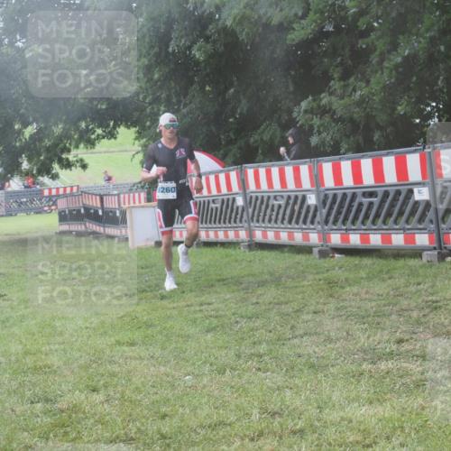 21.06.2025 - 27. Vierlanden-Triathlon KatJ http://msf.ph/oto/8040536 15.06.2025 14:28:10 Ziel 1260 meine-sportfotos.de
