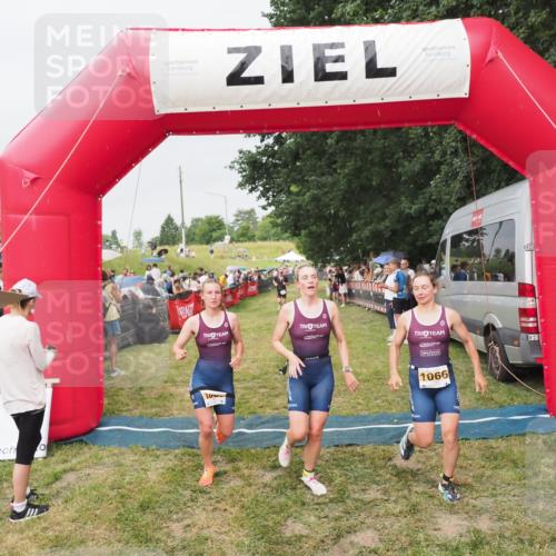 21.06.2025 - 27. Vierlanden-Triathlon MichiJ http://msf.ph/oto/8040540 15.06.2026 13:25:21 Ziel 1065, 1066, 1067 meine-sportfotos.de