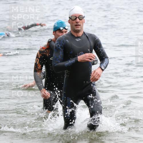 21.06.2025 - 27. Vierlanden-Triathlon Lena Gebhardt http://msf.ph/oto/8040542 15.06.2025 12:56:23 Schwimmen 1101, 1106, 1149, 1159 meine-sportfotos.de