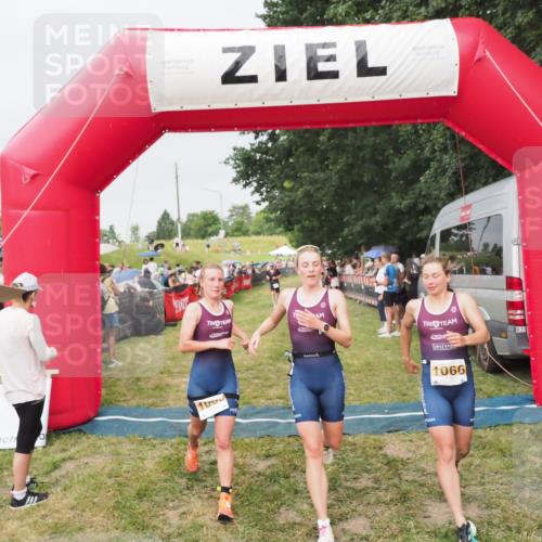 21.06.2025 - 27. Vierlanden-Triathlon MichiJ http://msf.ph/oto/8040548 15.06.2026 13:25:21 Ziel 1065, 1066, 1067 meine-sportfotos.de