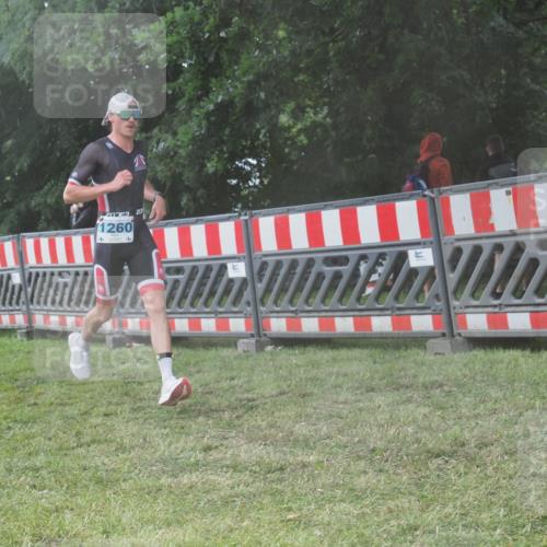 21.06.2025 - 27. Vierlanden-Triathlon KatJ http://msf.ph/oto/8040549 15.06.2025 14:28:11 Ziel 1260 meine-sportfotos.de
