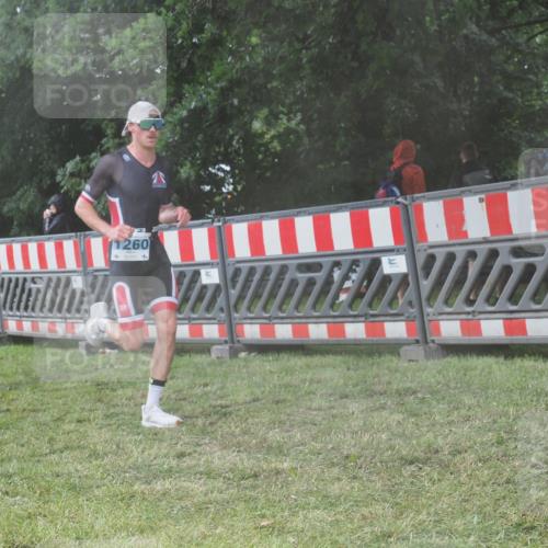 21.06.2025 - 27. Vierlanden-Triathlon KatJ http://msf.ph/oto/8040552 15.06.2025 14:28:11 Ziel 1260 meine-sportfotos.de