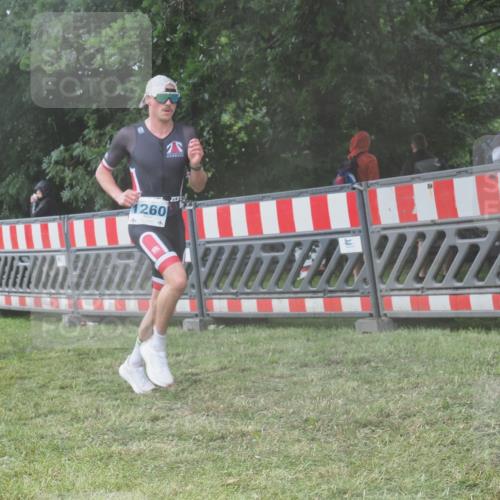 21.06.2025 - 27. Vierlanden-Triathlon KatJ http://msf.ph/oto/8040555 15.06.2025 14:28:11 Ziel 1260 meine-sportfotos.de