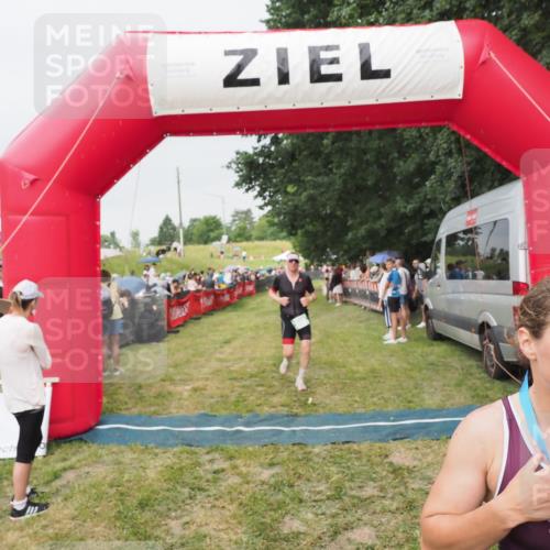 21.06.2025 - 27. Vierlanden-Triathlon MichiJ http://msf.ph/oto/8040566 15.06.2026 13:25:25 Ziel 658, 1065, 1066, 1067 meine-sportfotos.de