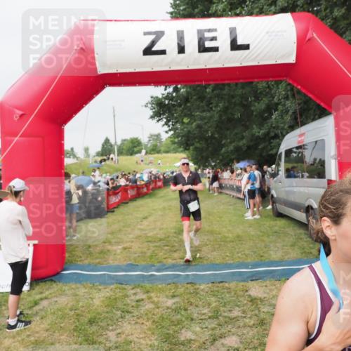 21.06.2025 - 27. Vierlanden-Triathlon MichiJ http://msf.ph/oto/8040574 15.06.2026 13:25:25 Ziel 658, 1065, 1066, 1067 meine-sportfotos.de
