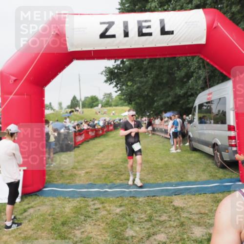 21.06.2025 - 27. Vierlanden-Triathlon MichiJ http://msf.ph/oto/8040580 15.06.2026 13:25:26 Ziel 658, 1065, 1066, 1067 meine-sportfotos.de