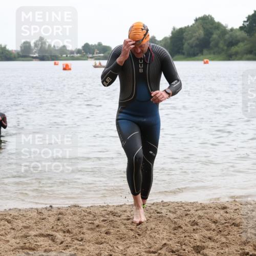 21.06.2025 - 27. Vierlanden-Triathlon Lena Gebhardt http://msf.ph/oto/8040581 15.06.2025 12:56:32 Schwimmen 1099, 1106, 1113, 1122, 1149, 1152, 1159 meine-sportfotos.de