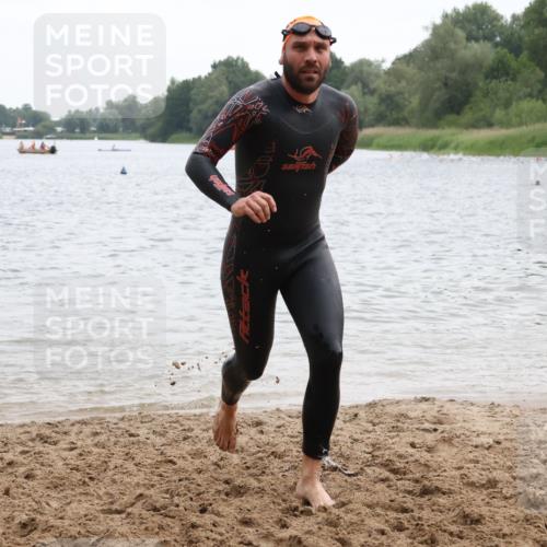 21.06.2025 - 27. Vierlanden-Triathlon Lena Gebhardt http://msf.ph/oto/8040614 15.06.2025 12:56:40 Schwimmen 1099, 1106, 1113, 1122, 1140, 1152, 1160 meine-sportfotos.de