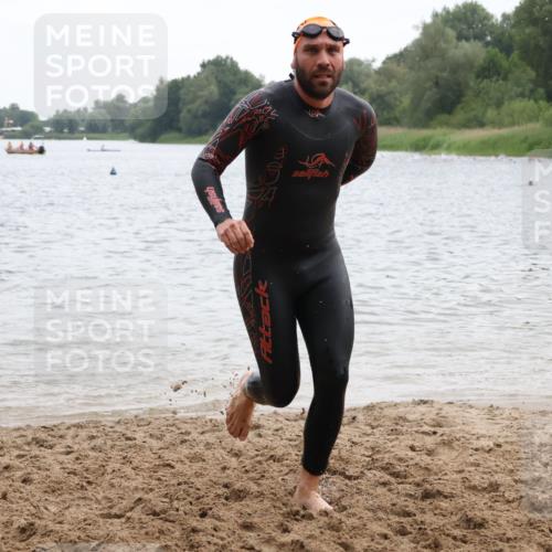 21.06.2025 - 27. Vierlanden-Triathlon Lena Gebhardt http://msf.ph/oto/8040617 15.06.2025 12:56:40 Schwimmen 1099, 1106, 1113, 1122, 1140, 1152, 1160 meine-sportfotos.de