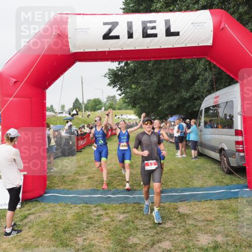 21.06.2025 - 27. Vierlanden-Triathlon MichiJ http://msf.ph/oto/8040622 15.06.2026 13:25:51 Ziel 13, 1053, 1054, 1055 meine-sportfotos.de