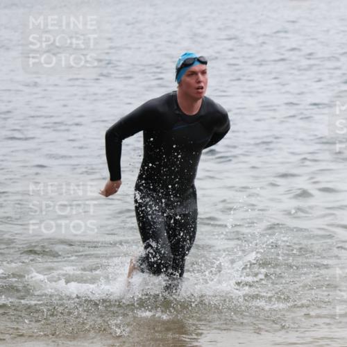21.06.2025 - 27. Vierlanden-Triathlon Lena Gebhardt http://msf.ph/oto/8040627 15.06.2025 12:56:46 Schwimmen 1099, 1113, 1122, 1140, 1160, 1163 meine-sportfotos.de