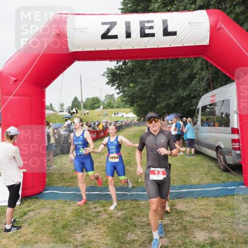 21.06.2025 - 27. Vierlanden-Triathlon MichiJ http://msf.ph/oto/8040632 15.06.2026 13:25:51 Ziel 13, 1053, 1054, 1055 meine-sportfotos.de