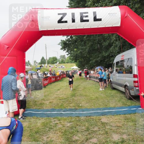 21.06.2025 - 27. Vierlanden-Triathlon MichiJ http://msf.ph/oto/8040646 15.06.2026 13:26:28 Ziel 221 meine-sportfotos.de