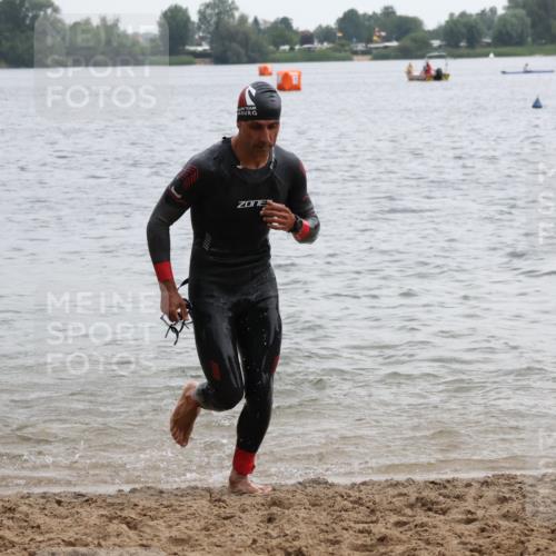 21.06.2025 - 27. Vierlanden-Triathlon Lena Gebhardt http://msf.ph/oto/8040648 15.06.2025 12:56:50 Schwimmen 1140, 1160, 1163 meine-sportfotos.de