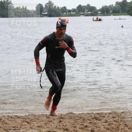 21.06.2025 - 27. Vierlanden-Triathlon Lena Gebhardt http://msf.ph/oto/8040651 15.06.2025 12:56:51 Schwimmen 1140, 1160, 1163 meine-sportfotos.de