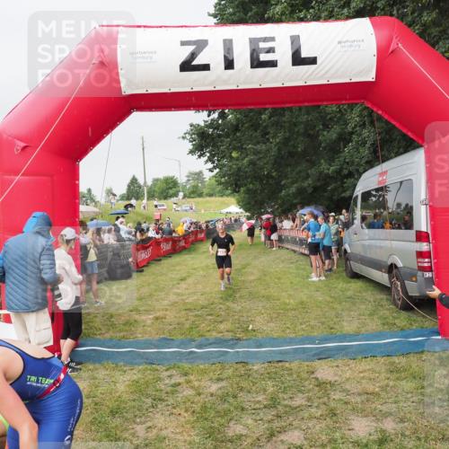 21.06.2025 - 27. Vierlanden-Triathlon MichiJ http://msf.ph/oto/8040656 15.06.2026 13:26:28 Ziel 221 meine-sportfotos.de