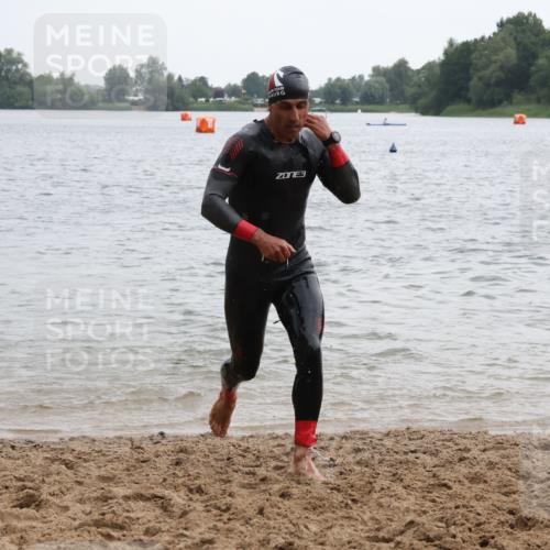 21.06.2025 - 27. Vierlanden-Triathlon Lena Gebhardt http://msf.ph/oto/8040657 15.06.2025 12:56:51 Schwimmen 1140, 1160, 1163 meine-sportfotos.de