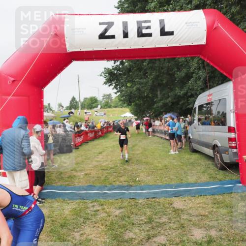 21.06.2025 - 27. Vierlanden-Triathlon MichiJ http://msf.ph/oto/8040659 15.06.2026 13:26:28 Ziel 221 meine-sportfotos.de