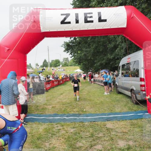 21.06.2025 - 27. Vierlanden-Triathlon MichiJ http://msf.ph/oto/8040662 15.06.2026 13:26:28 Ziel 221 meine-sportfotos.de
