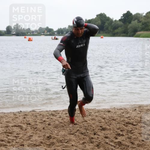 21.06.2025 - 27. Vierlanden-Triathlon Lena Gebhardt http://msf.ph/oto/8040663 15.06.2025 12:56:52 Schwimmen 1140, 1160, 1163 meine-sportfotos.de