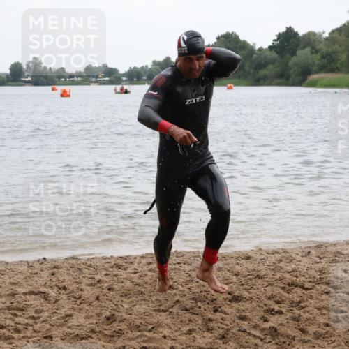 21.06.2025 - 27. Vierlanden-Triathlon Lena Gebhardt http://msf.ph/oto/8040666 15.06.2025 12:56:52 Schwimmen 1140, 1160, 1163 meine-sportfotos.de