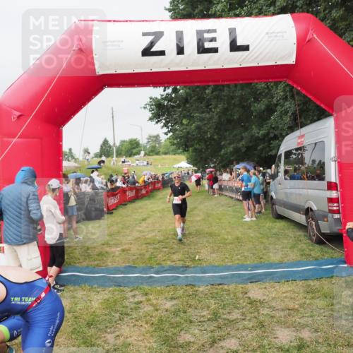21.06.2025 - 27. Vierlanden-Triathlon MichiJ http://msf.ph/oto/8040668 15.06.2026 13:26:28 Ziel 221 meine-sportfotos.de
