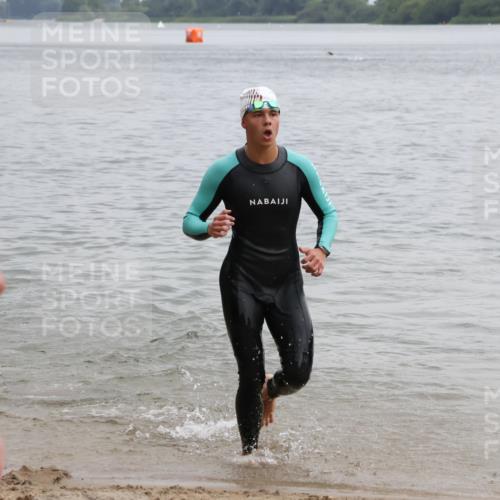 21.06.2025 - 27. Vierlanden-Triathlon Lena Gebhardt http://msf.ph/oto/8040682 15.06.2025 12:57:17 Schwimmen 1109, 1144 meine-sportfotos.de