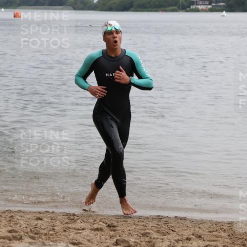 21.06.2025 - 27. Vierlanden-Triathlon Lena Gebhardt http://msf.ph/oto/8040687 15.06.2025 12:57:17 Schwimmen 1109, 1144 meine-sportfotos.de