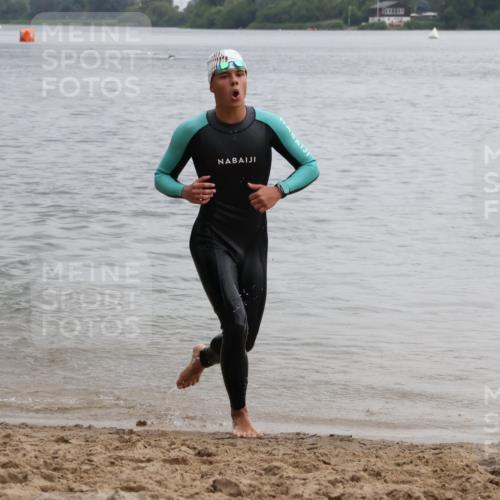 21.06.2025 - 27. Vierlanden-Triathlon Lena Gebhardt http://msf.ph/oto/8040689 15.06.2025 12:57:17 Schwimmen 1109, 1144 meine-sportfotos.de