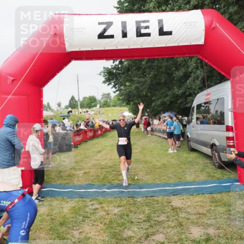 21.06.2025 - 27. Vierlanden-Triathlon MichiJ http://msf.ph/oto/8040691 15.06.2026 13:26:29 Ziel 221 meine-sportfotos.de