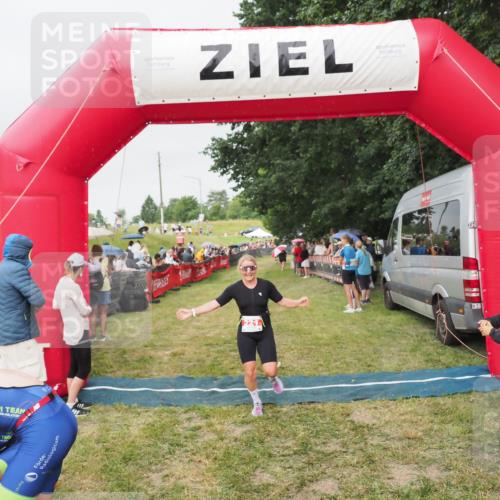 21.06.2025 - 27. Vierlanden-Triathlon MichiJ http://msf.ph/oto/8040696 15.06.2026 13:26:29 Ziel 221 meine-sportfotos.de