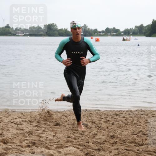21.06.2025 - 27. Vierlanden-Triathlon Lena Gebhardt http://msf.ph/oto/8040698 15.06.2025 12:57:19 Schwimmen 1109, 1144 meine-sportfotos.de