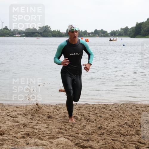 21.06.2025 - 27. Vierlanden-Triathlon Lena Gebhardt http://msf.ph/oto/8040699 15.06.2025 12:57:19 Schwimmen 1109, 1144 meine-sportfotos.de