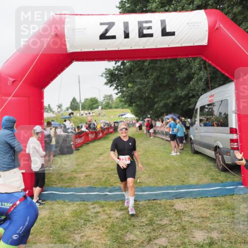21.06.2025 - 27. Vierlanden-Triathlon MichiJ http://msf.ph/oto/8040701 15.06.2026 13:26:30 Ziel 221 meine-sportfotos.de